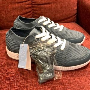 Easy Spirit Lace Up Athletic Shoe. 10W Blue. NWT